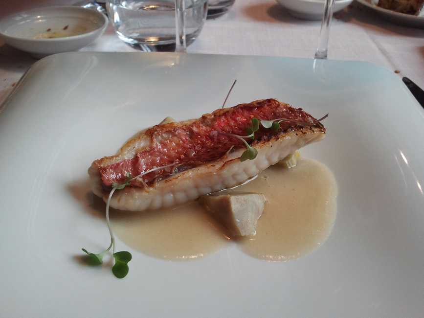 Restaurante Mina Salmonete asado acompañado de sopa de tuétano y alcachofas de caserío